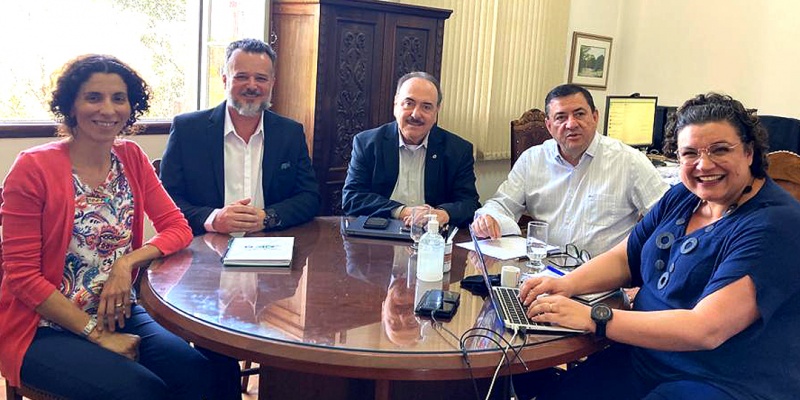 https://atualizacao.fealq.org.br/diretor-presidente-da-fealq-participa-de-reuniao-do-conselho-da-catedra-luiz-de-queiroz/