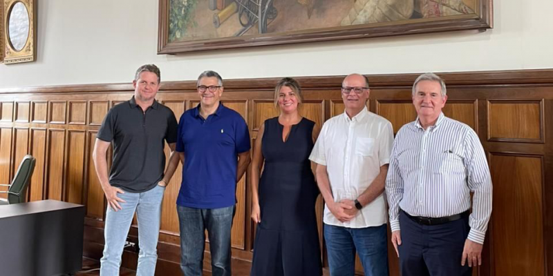 https://atualizacao.fealq.org.br/fealq-e-esalq-usp-discutem-novos-projetos-para-2025-em-reuniao-de-apresentacao-da-nova-diretoria-da-fundacao/